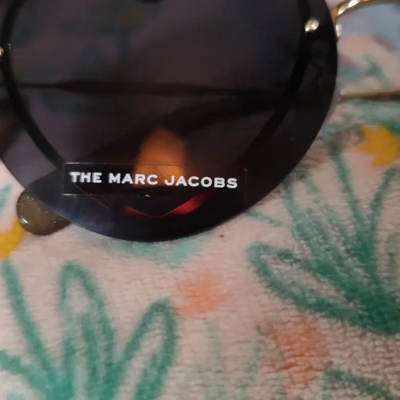 🎊Marc Jacobs Round Heart SunglassesMARC JACOBS